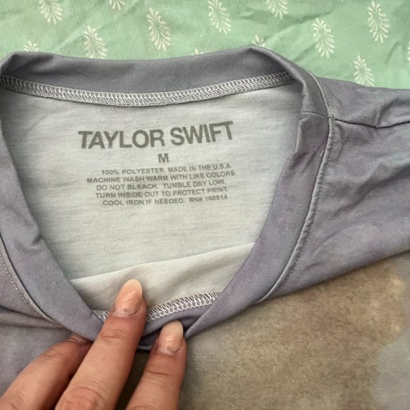 Taylor Swift "just a summer thing" beach cover up NWOT Perfect Condition!! - Picture 3 of 4